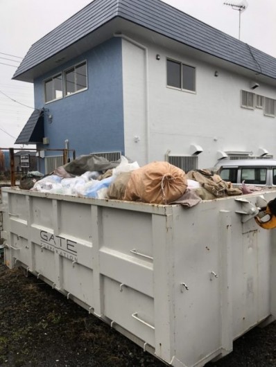 産廃バッカンコンテナを引 …