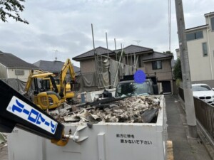 解体現場からコンテナを入れ替えました。