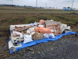 今回は、群馬県伊勢崎市にてお風呂・キッチンリフォーム工事に伴う廃材の回収を行いました。 現場には、浴槽パーツ・洗面台・換気扇まわりの部材、収納棚、建材の端材、梱包材、ビニール・ダンボールなどの混合廃棄物がまとめて置かれている状態でした。 ブルーシートの上にきれいに仮置きしていただいており、分別しながら積み込みを行いました。 今回は2tダンプで伺い、作業員1名にて積み込み・回収を実施。 周囲は広い畑の中でしたので、トラックの位置取りも問題なく、安全に配慮しながら作業完了です。 GATE株式会社では、一軒家・マンション・店舗・工場・現場問わず廃材回収に柔軟に対応しております。 【回収内容まとめ】 回収場所:群馬県伊勢崎市 回収物:お風呂・キッチンリフォーム工事の廃材(浴室パーツ・洗面台・棚・建材端材・ビニール・ダンボールなど) 使用車両:2tダンプ 作業人員:1名 作業時間:1時間