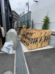 埼玉県川越市の自動車関連ショップで回収前に保管されていた産業廃棄物の木くずと木製パレット