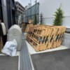 埼玉県川越市の自動車関連ショップで回収前に保管されていた産業廃棄物の木くずと木製パレット