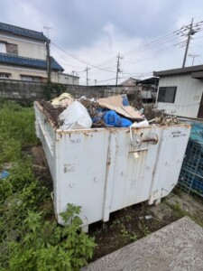群馬県藤岡市で混合廃棄物Aを回収｜仮設資材会社様の資材置場での産業廃棄物回収事例回収前