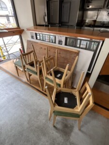 千代田区 産廃回収前の木製店舗什器と木製椅子