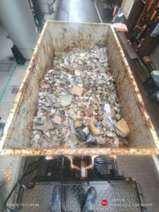 渋谷区道玄坂 産廃回収でコンテナに積み込んだ解体ゴミ