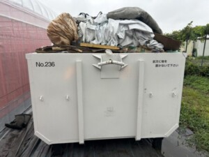 入間市 農ビ回収の施工現場で農業資材廃材を積載した産廃コンテナ