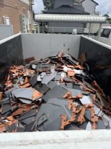 高崎市の屋根葺き替え工事で8立米コンテナに回収した瓦