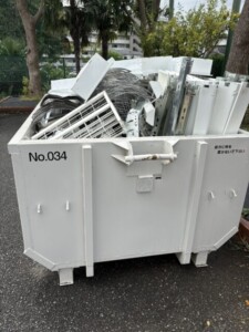横浜市栄区の電気工事現場でコンテナに分別された金属スクラップ
