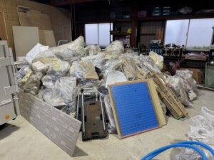 戸田市のリフォーム工事会社倉庫に保管されたリフォーム産廃の回収前