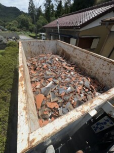 飯能市の屋根工事で回収した赤瓦を積載した産廃コンテナ
