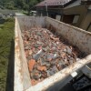 飯能市の屋根工事で回収した赤瓦を積載した産廃コンテナ