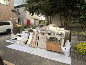 埼玉県北本市の水回りリフォーム現場にまとめられた浴槽・ユニットバス・洗面台などの産廃