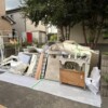 埼玉県北本市の水回りリフォーム現場にまとめられた浴槽・ユニットバス・洗面台などの産廃