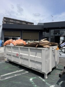 越谷市の店舗改修工事で木材・段ボール・配管材などを収容したGATEの産廃コンテナ