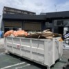 越谷市の店舗改修工事で木材・段ボール・配管材などを収容したGATEの産廃コンテナ