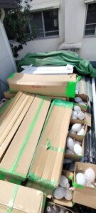 横浜市保土ケ谷区 産廃回収｜段ボールで梱包した蛍光管と箱に分けたランプ類・照明器具の回収前