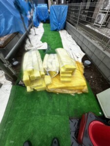 杉並区阿佐谷の戸建て新築工事現場で回収前にまとめられた断熱材