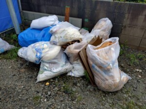 入間市の注文住宅新築工事現場で、回収前に袋詰めの廃材やダンボールがまとめられた置き場
