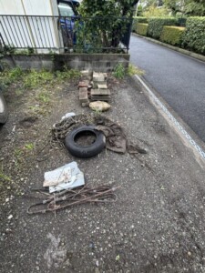 神奈川県大和市の屋外で、タイヤや金属類、ロープ類、ブロックなどの混合廃棄物がまとめられている様子