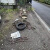神奈川県大和市の屋外で、タイヤや金属類、ロープ類、ブロックなどの混合廃棄物がまとめられている様子