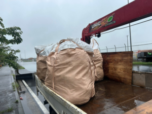 川崎市の物流センターで回収した混合廃棄物入りのフレコンを、3tユニック車の荷台に積載した様子
