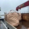 川崎市の物流センターで回収した混合廃棄物入りのフレコンを、3tユニック車の荷台に積載した様子