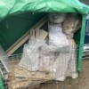 群馬県太田市の賃貸戸建て新築工事で産廃回収前の保管囲いにまとめられた木くず・石膏ボード・ダンボールなどの建築廃材