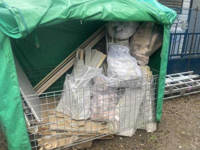 群馬県太田市の賃貸戸建て新築工事で産廃回収前の保管囲いにまとめられた木くず・石膏ボード・ダンボールなどの建築廃材