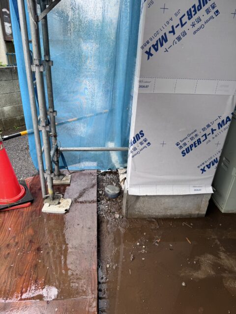 新座市の戸建て新築工事現場で、石膏ボードなどの回収後に建物脇の地面が見えるようになった保管場所