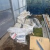 鎌ヶ谷市のビニールハウス脇に集められたシート類やダンボール長尺部材などの回収前の様子