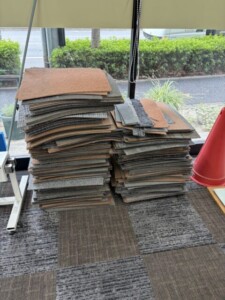 武蔵野市の室内で、回収前のタイルカーペットが窓際に積み重ねられている様子