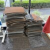 武蔵野市の室内で、回収前のタイルカーペットが窓際に積み重ねられている様子