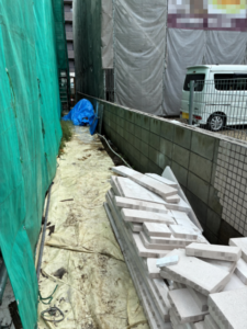 足立区中央本町の産廃回収後の通路と別便で回収するため残したALC