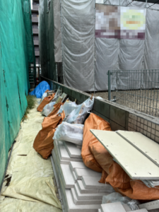 足立区中央本町の木造社屋新築現場に置かれた回収前の建築廃材