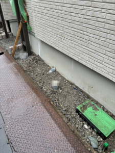 足立区千住の産廃回収後。混合廃棄物と養生材を回収し、建物脇のスペースが空いた戸建て新築工事現場