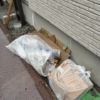 足立区千住の産廃回収前。戸建て新築工事現場の建物脇にまとめられた混合廃棄物と養生材