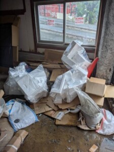 世田谷区の木造店舗新築工事で産廃回収前に集積された発泡スチロールやダンボールなどの建築廃材
