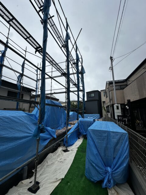 杉並区阿佐谷の新築工事現場で断熱材を回収した後の建物脇の通路と上棟前の足場