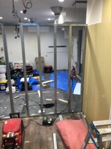 横浜市中区の店舗リフォーム現場で、集積されていた廃材を搬出した後の室内