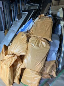 世田谷区のマンション火災現場で室内に集められた袋詰めの廃棄物と内装解体材