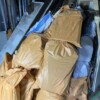 世田谷区のマンション火災現場で室内に集められた袋詰めの廃棄物と内装解体材