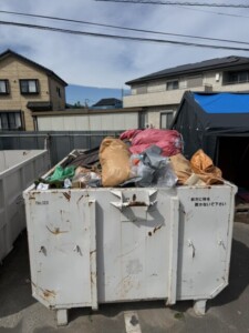 越谷市の資材置場で、梱包材や袋類などの混合廃棄物が入った交換前の8㎥コンテナ