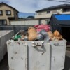 越谷市の資材置場で、梱包材や袋類などの混合廃棄物が入った交換前の8㎥コンテナ