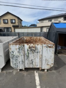 越谷市の資材置場に設置された、交換後の空の8㎥産廃コンテナ