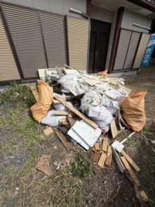 熊谷市の水回りリフォーム現場に集められた木くずやクロスゴミ、洗面台などの回収前の様子