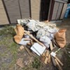 熊谷市の水回りリフォーム現場に集められた木くずやクロスゴミ、洗面台などの回収前の様子