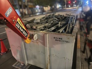 千代田区の夜間の道路わきで、店舗改修で出た金属部材などを積み込んだ4tコンテナ車のコンテナ