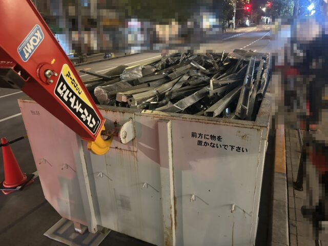千代田区の夜間の道路わきで、店舗改修で出た金属部材などを積み込んだ4tコンテナ車のコンテナ