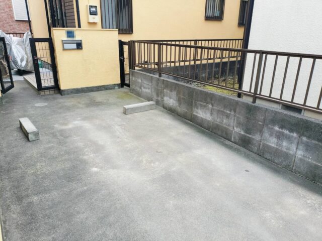 日野市で浴室・洗面リフォームの廃材を回収し終えた後の駐車場