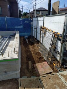 清瀬市の住宅新築現場で、建築廃材を回収し終えた後の基礎の横のスペース