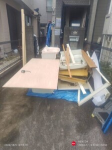 東京都国立市の水回りリフォーム現場に集められた設備部材などの回収前の状況